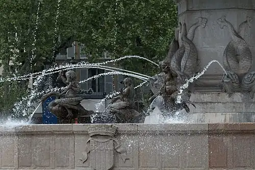 Kinder-, Schwan- und Fischskulpturen