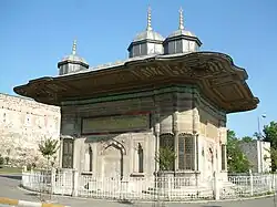 Der Brunnen Ahmeds III. (III. Ahmet Çeşmesi) vor dem Großherrlichen Tor