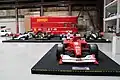 Formel-1-Autos: Ferrari F1-2000 von Michael Schumacher (vorne); hintere Reihe v. l. n. r.: Brabham-BMW BT54 Turbo von Nelson Piquet, Tyrrell 012 von Stefan Bellof, McLaren MP4/5 von Ayrton Senna, McLaren MP4/14 von Mika Häkkinen