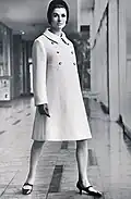 Foto: Modell mit Mantel, 1960er Jahre