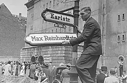 Symbolische Umbenennung der Karlstraße in Max-Reinhardt-Straße im Juni 1946
