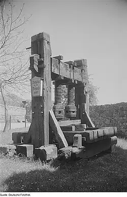 Historische Weinpresse (Graue Presse) noch ohne Einhausung (Foto Richard Peter, vor 1945)