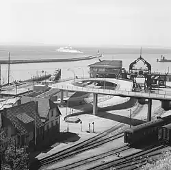 Hafenbahnhof 1959 mit Bahnhofsgleisen, Kfz-Zufahrt und Empfangsgebäude. Das Fährbett I (l.) ist bereits ausgebaut, das Fährbett II (r.) noch im Zustand von 1909.