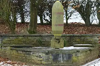 Freiheitsmonument – Fliegerbombe am Eingang des Orts