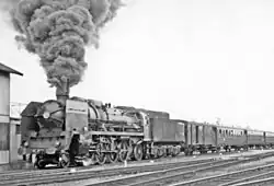 Express-Zug mit SNCF 141 P in Argentan im Juli 1956