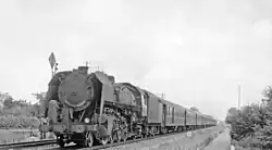 Kohlegefeuerte 141 R vor einem Reisezug in Chenonceaux (1963)