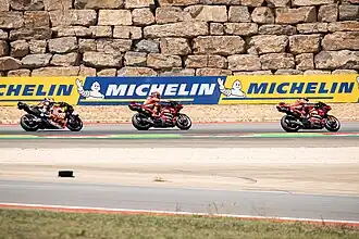 Pedro Acosta (links), Marc Márquez (mittig) und Francesco Bagnaia (rechts) 2025