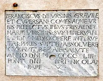 Inschrift an der Kirche Santa Maria sopra Minerva in Rom; Francesco Orsini († 1503), 4. Herzog von Gravina, hatte als Stadt­präfekt mit eigenem Vermögen dazu bei­getragen, dass der Bau der Kirche voll­endet wurde