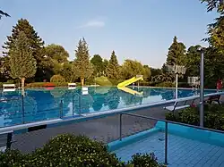 Das städtische Frankenbad(⊙49.6204589.667163) und die Kneipp-Anlage im Brehmbachtal (⊙49.6159269.651477).