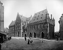 Stadtarchiv in Frankfurt (links, 1877)