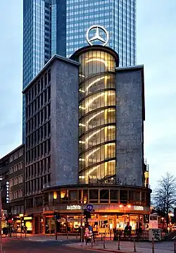 Junior-Haus am Tag und am Abend (mit erleuchtetem Treppenhaus)