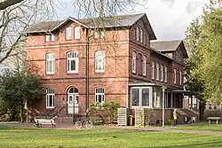 Franz-Nissl-Haus mit Sitzbank und Fahrrad