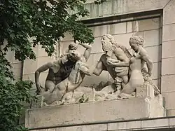 Allegorische Figur Etschländer Flüsse am Bahnhof Bozen: Eisack und Rienz, Etsch und Passer, mit den Stadtwappen von Brixen, Bozen und Meran (von links)[7]