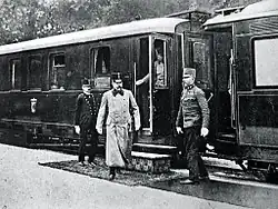 Erzherzog Franz Ferdinand entsteigt dem Hofsalonwagen der BHStB (1914)