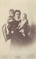 Franziska Gräfin Attems-Gilleis (* 1866; † 1920) mit Kinder im März 1896