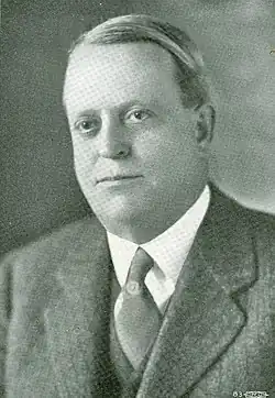 Fred E. Sterling, Gouverneursleutnant von Illinois und Zeitungsgründer aus Rockford, Portraibild in Anzug und Krawatte