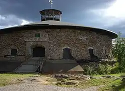 Ehemals vieretagiger Geschützturm (ab 1724) der Festung Fredriksborg mit eigenem Burggraben und Zugbrücke, er repräsentiert den Übergang vom Turmfort zum Turm-Reduit, Schweden