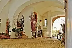 Kreuzgewölbe aus der Renaissance in der Einfahrt zum Hof