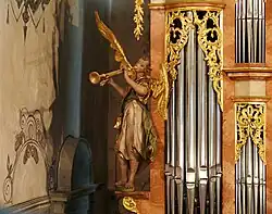 Musizierender Engel links