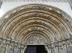 Tympanon und umgebende Archivolten