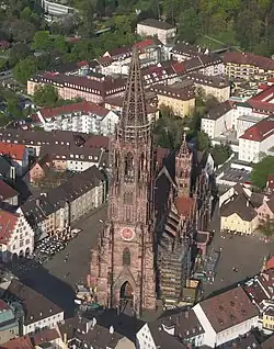 Freiburger Münster inmitten der Altstadt