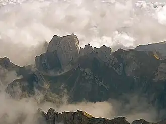 Die Gipfeltürme der Freiheit befinden sich genau in der Bildmitte. Links davon der höhere Hundstein.