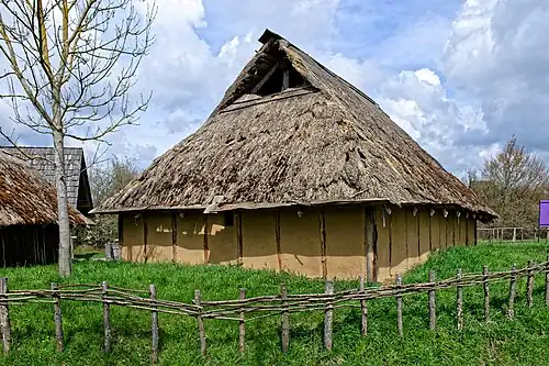 Schopfwalm bei einem Firstpfostenhaus (Fränkisches Freilandmuseum Bad Windsheim)