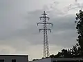 Neubaumast in Obertürkheim, der auch über eine kleine Erdseiltraverse verfügt