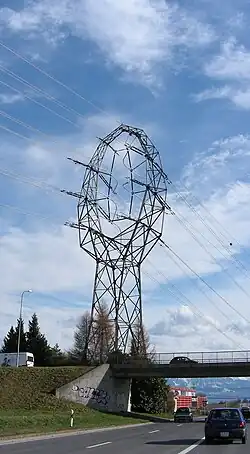 Außergewöhnlicher Freileitungsmast beim Umspannwerk Romanel in der Westschweiz