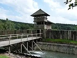 Torhaus mit Brücke, Wall und Graben