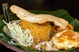 Nasi Goreng mit Huhn, Ei und Krabbenchips
