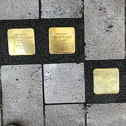 Die Stolpersteine für Frieda und Karl Koenigheim sowie ihre Angestellte Ruth Löwenberh waren die Ersten, die am 3. September 2021 in der Marktstraße verlegt wurden Stolpersteine AK 2021 11.JPG