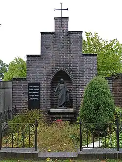 Familienbegräbnis Schmidt und Sebastian mit Statue Segnender Christus