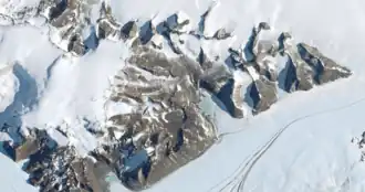 Östlicher Ausläufer der Darwin Mountains mit dem Midnight-Plateau (linke Bildhälfte) und dem Junction Spur (ganz rechts)