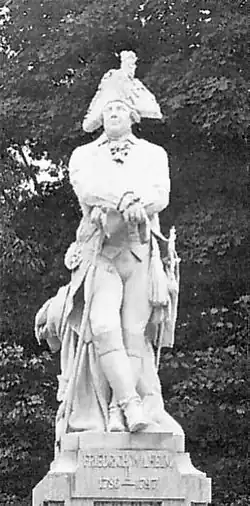 Für die ehemalige Berliner Siegesallee schuf der Bildhauer Adolf Brütt in der Denkmalgruppe 29 ein Standbild Friedrich Wilhelms II. Enthüllt wurde es am 22. März 1900. Brütt gelang es, Friedrich Wilhelm II. als bequemen Genussmenschen darzustellen, ohne der Figur die unerlässliche königliche Würde zu nehmen. Die elegante Generalsuniform der Zeit, der Degen und das Ordensband des Schwarzen Adlers betonen die Würde, während die legere Haltung, der Spazierstock, die weiche Hand mit wulstigen Fingern und das schwammig gezeichnete Gesicht „den Eindruck von Körperfülle und Dekadenz“ vermitteln. Als Seitenbüsten waren der Figur Johann Heinrich von Carmer und Immanuel Kant zugeordnet. Das Denkmal ist, allerdings ohne Kopf, erhalten und ruht zusammen mit weiteren Siegesalleefiguren seit Mai 2009 in der Zitadelle Spandau.[102]