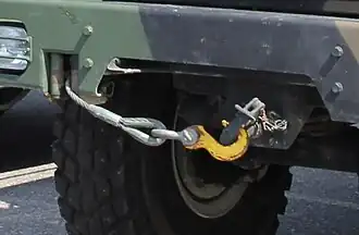 Schäkelverbindung des Stahlseils einer Lkw-Seilwinde mit einem Haken