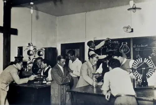 Physikunterricht in der Schulgemeinde Wickersdorf, ca. 1934/35. Lt. Tafel ging es u. a. um die Ladungsmenge Faraday und den Elektrophor