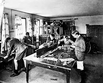 Schüler beim Werken, teils mit dem Fluggerätebau beschäftigt (1911)