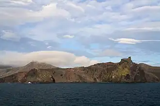 Der Fugleberget vom Meer aus gesehen.