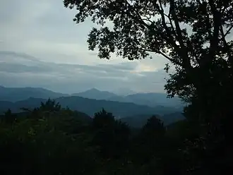 Blick vom Takao auf den Fujisan hinter Ausläufern der japanischen Alpen