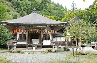 Goma- und Shōten-Halle dahinter