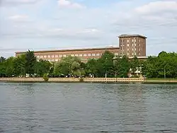 Das Funkhaus vom gegenüberliegenden Spreeufer