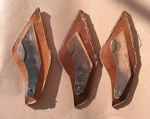 Messer mit Lederhüllen