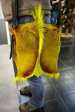 Tasche aus neongelb gefärbtem Springbockfell (2014)