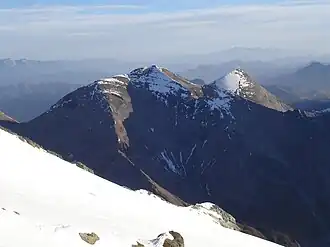 Fuscherkarkopf von Südwesten (aus dem Gebiet der Adlersruhe). Links die Nordwestschulter (3252 m ü. A.) über dem Gamsgrubengrat (Normalweg), rechts das Sinwelleck, darunter (Schatten) der Freiwandgrat.
