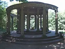 Das 1937 errichtete Mausoleum der Familie Fischer (westlich der Gülzower Kirche).