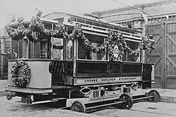 Triebwagen 2112 (Typ Neu-Berolina, Bj. 1901) vor der Hauptwerkstatt Uferstraße. Das Fahrzeug war der 1000. an die GBS gelieferte Triebwagen.