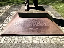 Inschrift im Podest (Vorderseite)