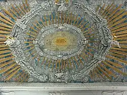 Holzdecke mit Gottesname im Strahlenkranz