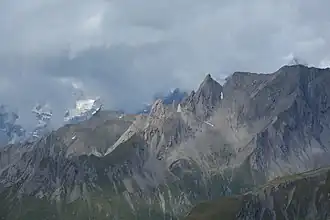 Die Gabelspitze mit dem Südgipfel und dem Nordgipfel (rechte Bildmitte) sowie der Arventalspitze (ganz rechts) gesehen von der Rotenmannspitze